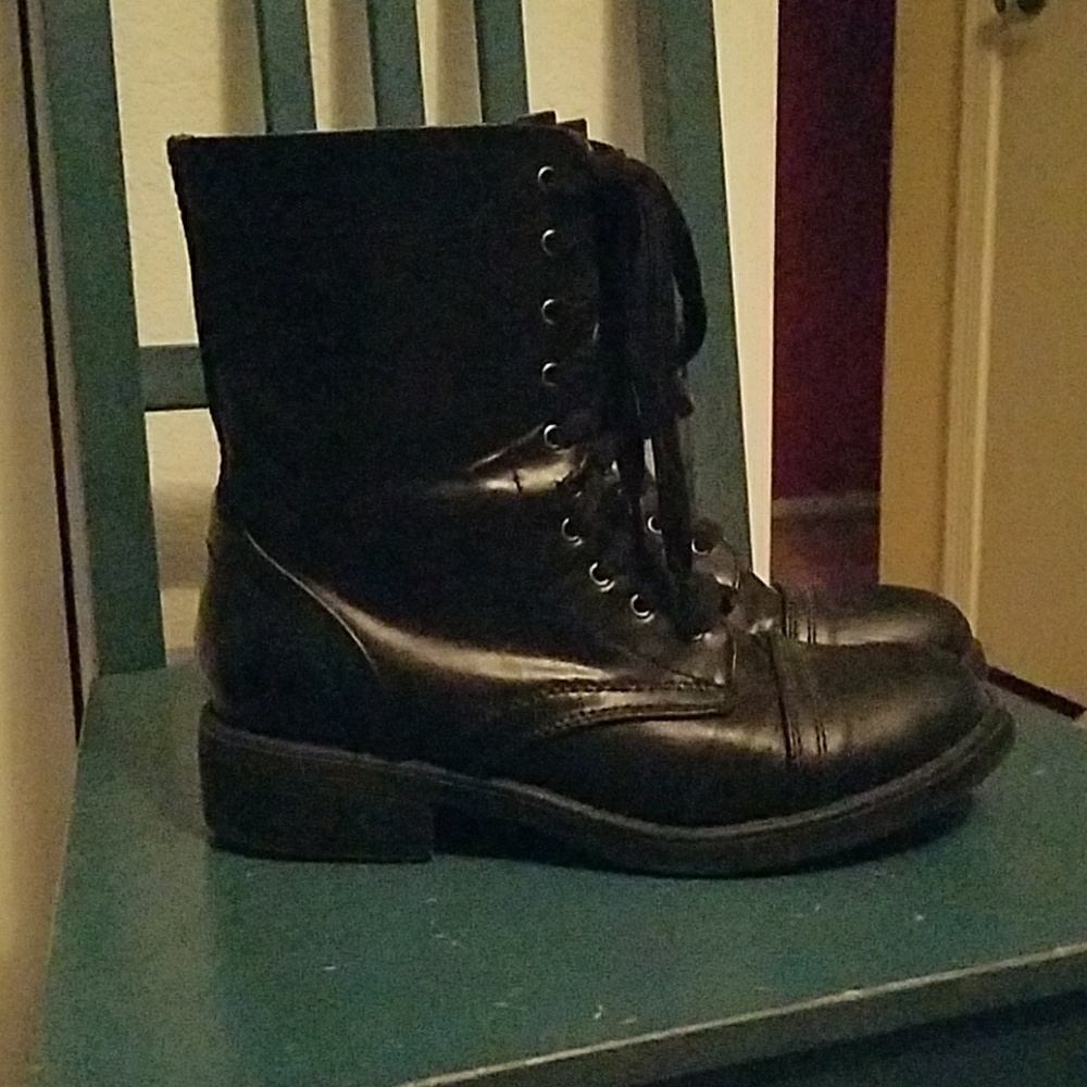 Combat boots